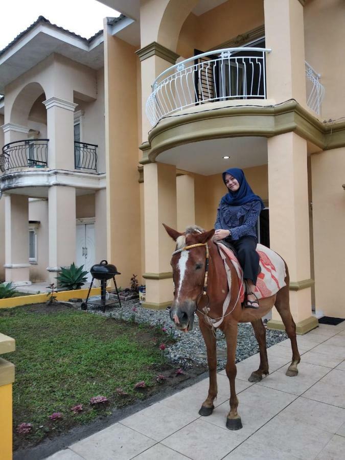 Villa Brastagi Resort Jalan Mimpin Tua Blok C No. 41 بيراستاغي المظهر الخارجي الصورة