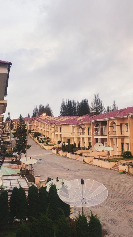 Villa Brastagi Resort Jalan Mimpin Tua Blok C No. 41 بيراستاغي المظهر الخارجي الصورة